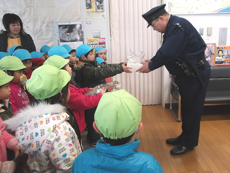 japanese-labor-thanksgiving-day-kids-giving-thanks